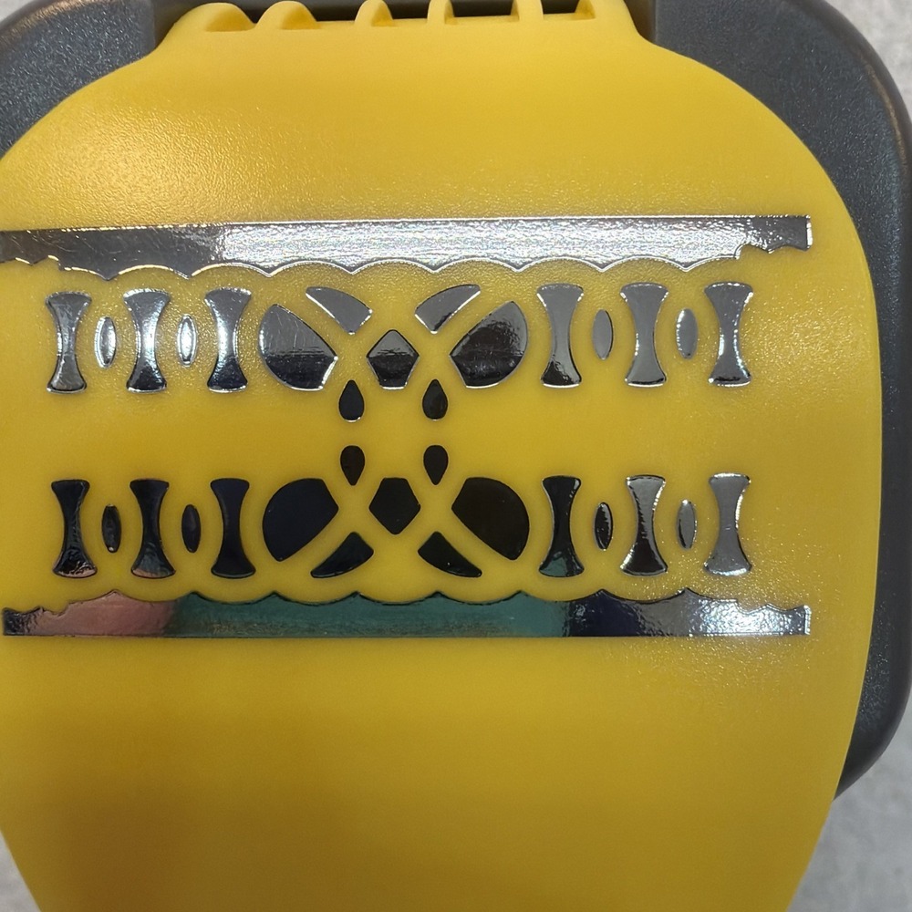 We R Memory Keepers Edge Border Paper Punch LOOP NEW - Picture 2 of 16